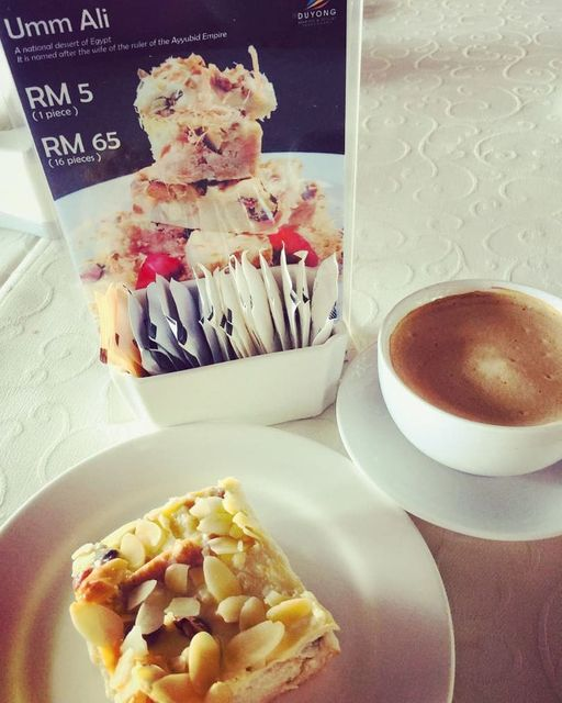 TrgTourism's tweet photo. Umm Ali kalau diterjemahkan maknanya "ibu Ali" tetapi kalau dlm dunia kulinari Umm Ali adalah "Bread Pudding" yg cukup terkenal di Eygpt atau negara-negara Arab.
Boleh lah Try rasa Pencuci Mulut "Umm Ali" dgn secawan Kopi☕O di Bytes Cafe @duyongmarinaresort
#ummali #dessert https://t.co/zoEibXVHeY