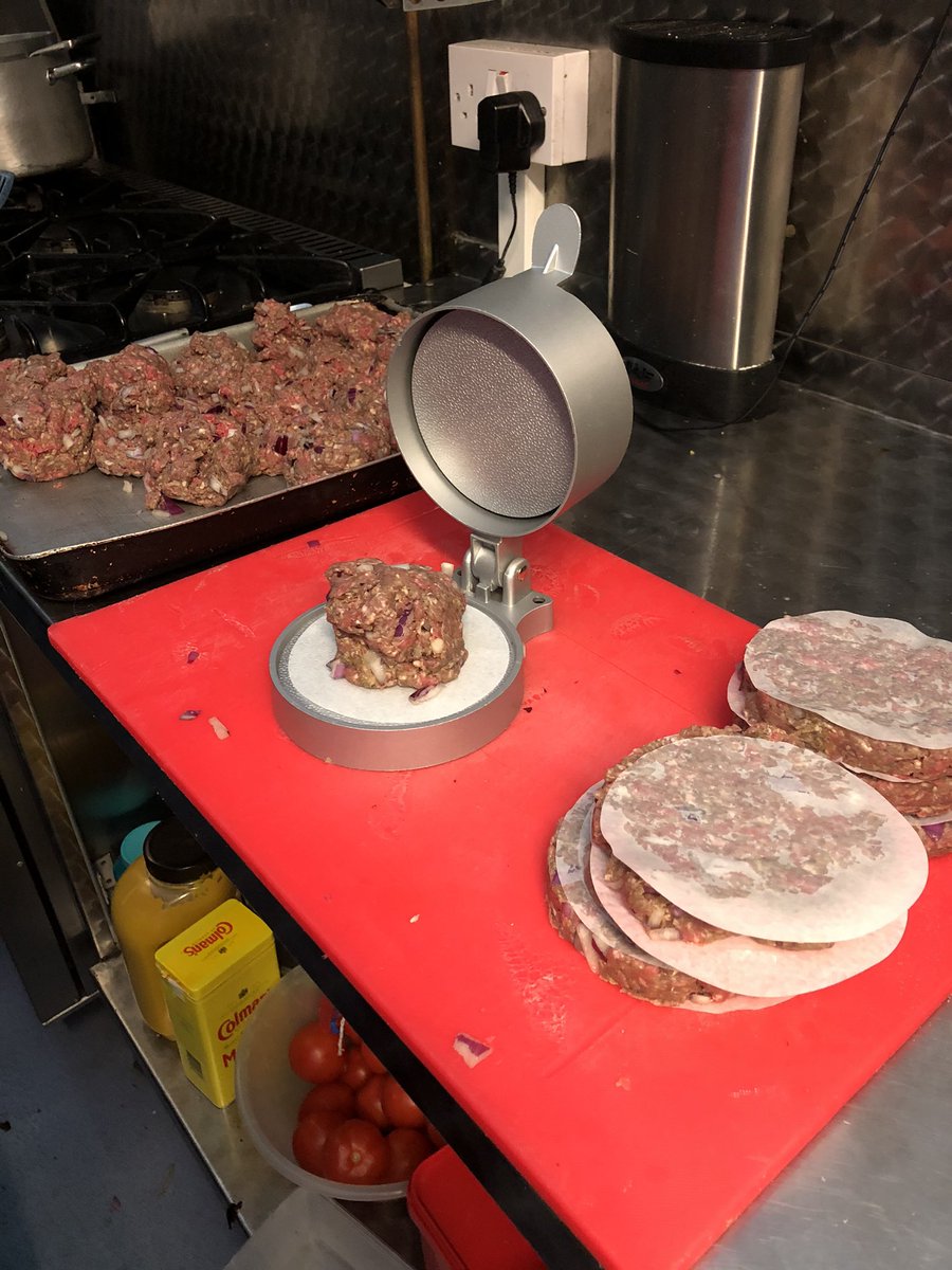 Alakartuk's tweet photo. Homemade burgers on a cold and miserable day would brighten things up 👍 https://t.co/SqhgjwxixA