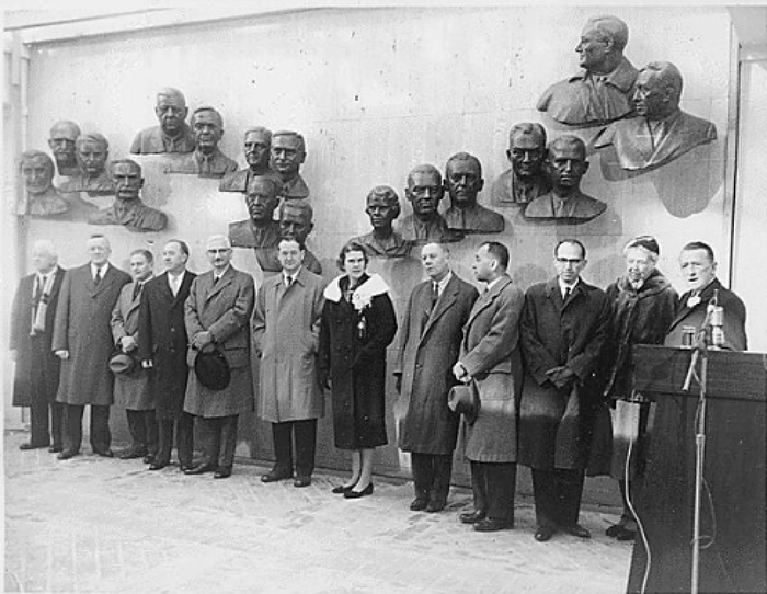  #tbt This is the dedication, with Eleanor Roosevelt, for the Polio Hall of Fame, honoring 17 scientists critical to polio research & the vaccine. The only woman scientist is in the center. She's Isabel Morgan (1911-1996) ... 1/5  https://asm.org/Articles/2019/August/Forging-the-Trail-for-a-Polio-Vaccine-Isabel-Morga