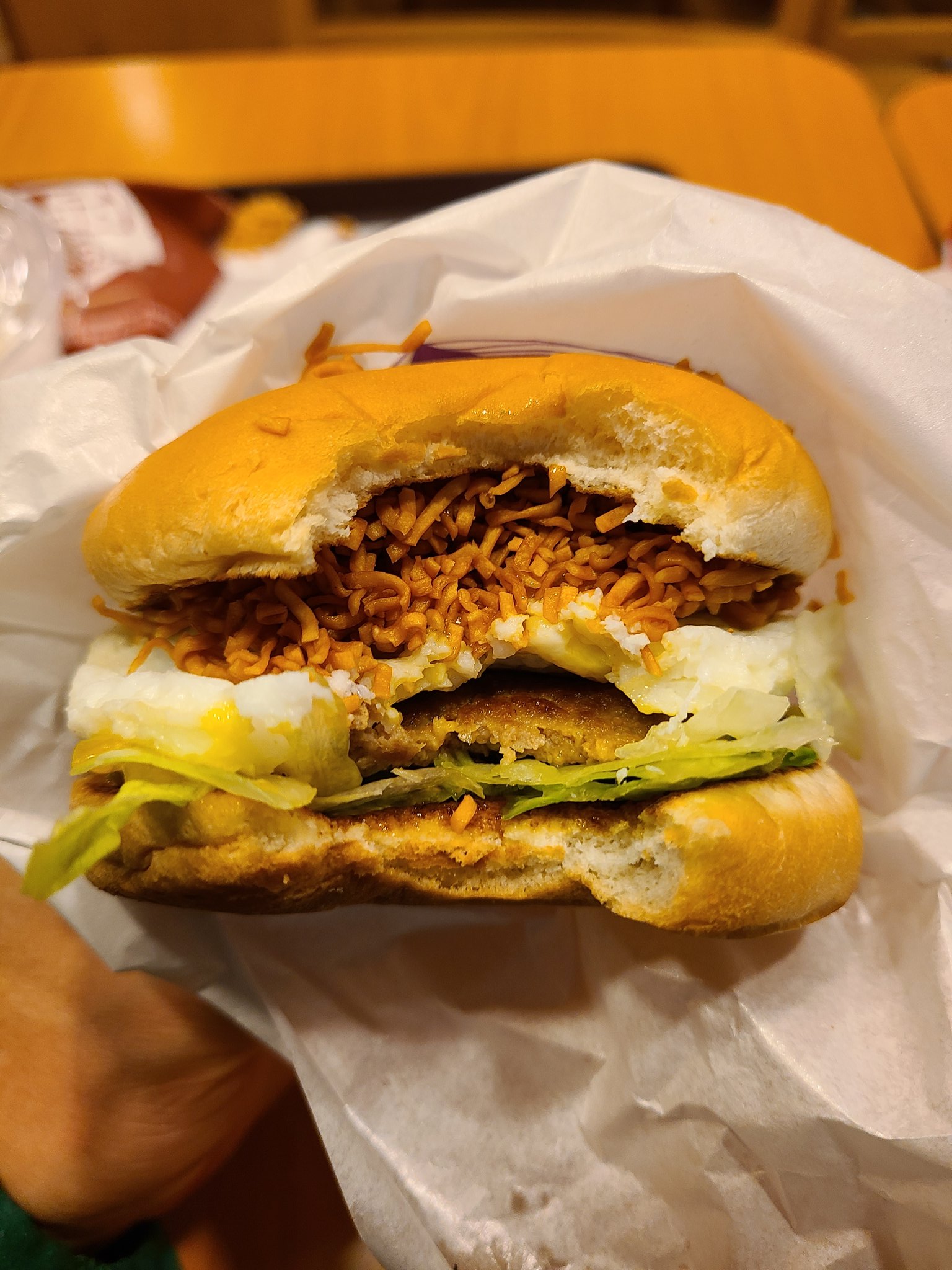 ありす 食べてみたよ チキンラーメンバーガーと言うより ベビースターラーメンバーガーと言ったほうが近いな T Co Tfbrz2ilby Twitter