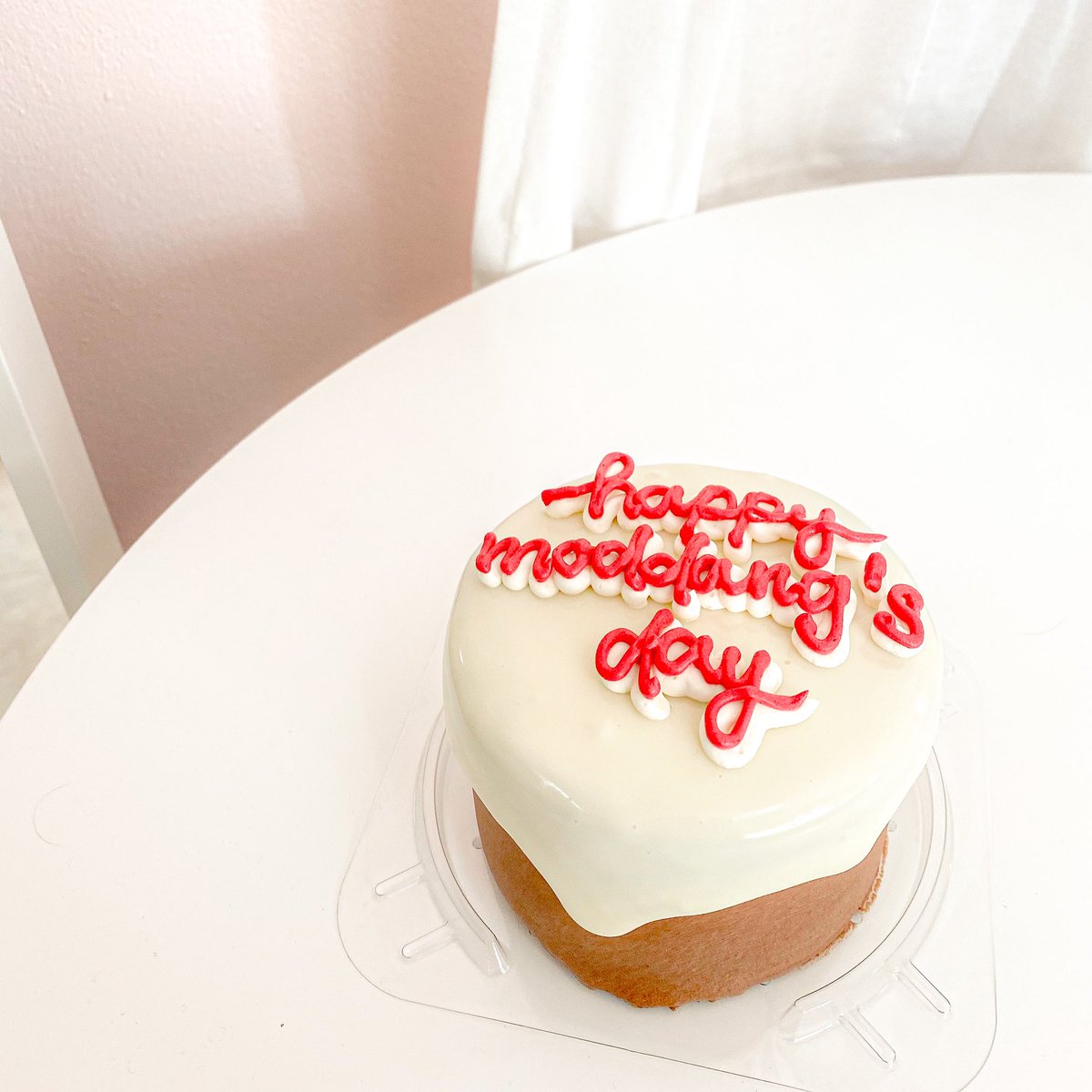 Antreddd's tweet photo. Birthday cake minimal มุ้บมิ้บ 🎂🍫@BowcakeHomemade  220.- สั่งกินเอง เป่าเอง ไม่ต้องรอใคร เอาจิงแค่นั่งถ่ายรูปเค้กก็คือคุ้มละ😂 https://t.co/Ahqizv7YZj