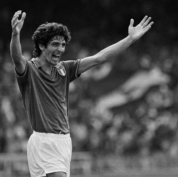 violavioli's tweet photo. Non l'ho conosciuto personalmente ma questo Signore ha reso grande il calcio italiano nel mondo #PaoloRossi https://t.co/JIKltMDJIh