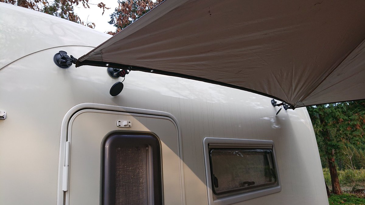 Kojiyan Camping Car Tom0 セッティング完了 カーサイドタープの吸盤取り付け用で購入した三脚を棚として使うこじやんって素敵やんw って キャンプギアを持っていないだけです 玖珠の杜 カーサイドタープ Tom0 提供お待ちしております
