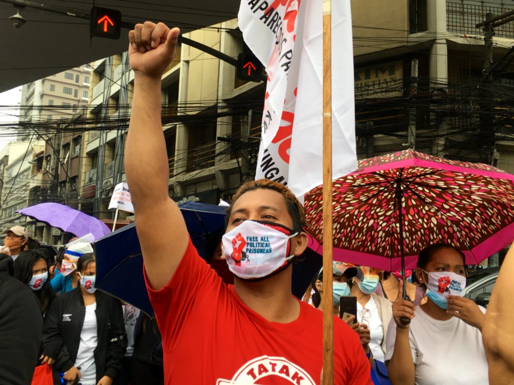 karapatan's tweet photo. No rain nor lockdown can stop the people from marching to Mendiola this #HumanRightsDay to assert the call to resist and Duterte’s bloody reign of fascist terror. Amid an epidemic of State terrorism and repression, we will not stop in defending and advancing people’s rights! https://t.co/aeyyUZQHgE