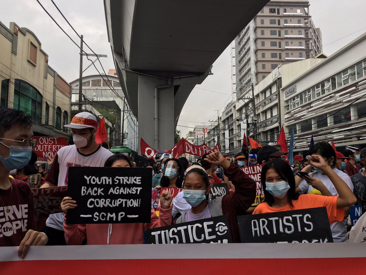 anakbayanCS's tweet photo. KARAPATAN NG MAMAMAYAN, IPAGLABAN!

Hindi lang tayo pinabayaan ng halimaw na rehimeng US-Duterte, niyurakan tayo nang mababa pa sa tao!

Kaya upang singilin at pagbayarin ang berdugong si Duterte, tinungo ng mamamayan ang Mendiola sa kabila ng pagbuhos ng ulan. https://t.co/ssN4dQM5fZ