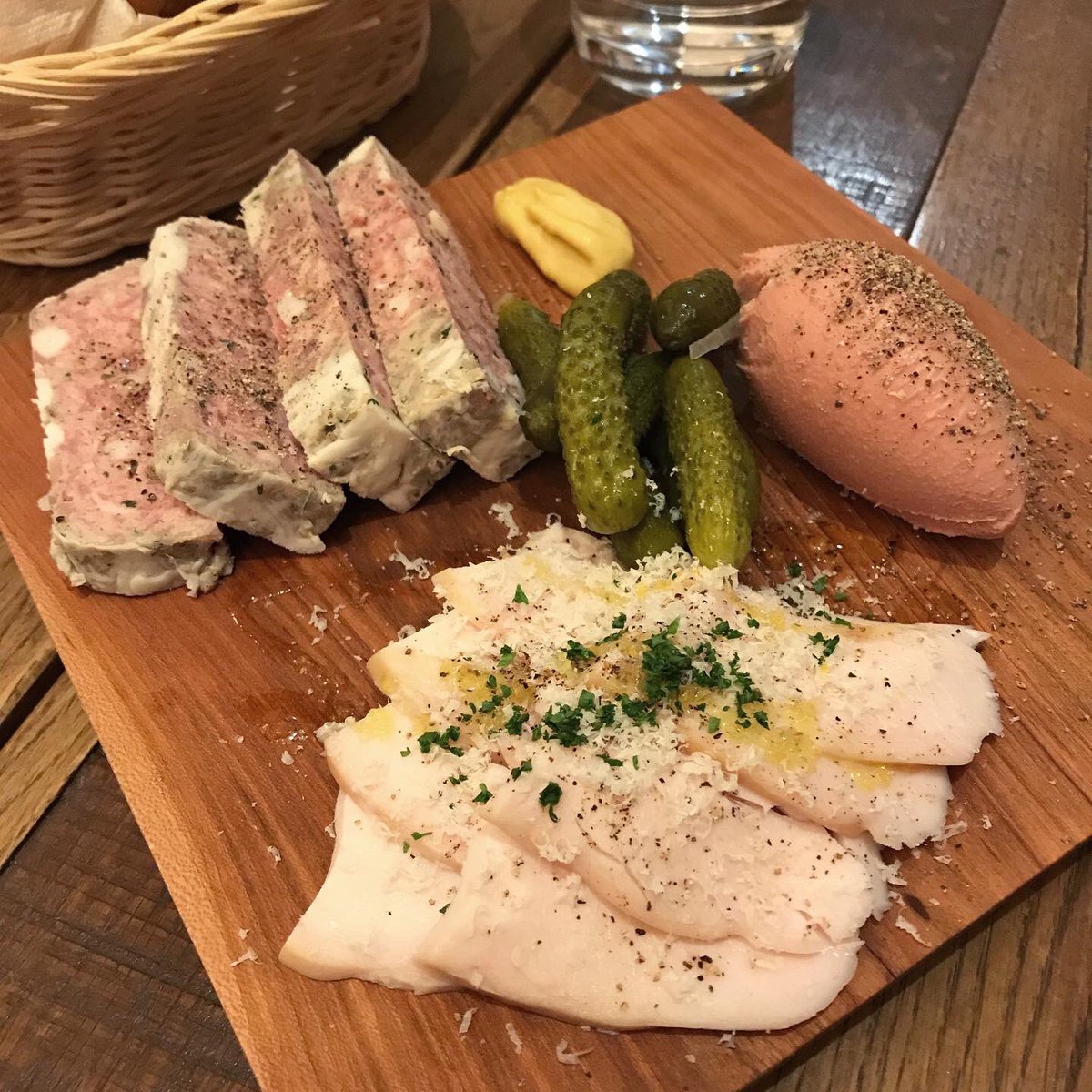 酒徒 しゅと こんなご時世だけど後輩の送別会 酒なしの別れはありえない 僕の酒量を懸念した幹事が六種類のワインを三時間飲み放題という手配をしてくれたので それはもうご期待に沿うべく飲みましたよ もちろん三時間後も飲みましたよ 本懐 酒徒 しゅと こんなご時世だけど後輩の送別会 酒なしの別れはありえない 僕の酒量を懸念した幹事が六種類のワインを三時間飲み放題という手配をしてくれたので それはもうご期待に沿うべく飲みましたよ もちろん三時間後も飲みましたよ 本懐