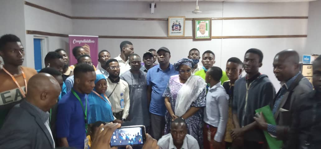 HOYEE_4real's tweet photo. The commissioner for RURAL DEVELOPMENT AND COMMUNITY AFFAIRS (hon oladimeji olanibi samson) is a very accomodating officer who listened closely and felt compassionate.

We await the manifestation as you promised 

 #lightuposcoedilesa https://t.co/zG5kcnykTD
