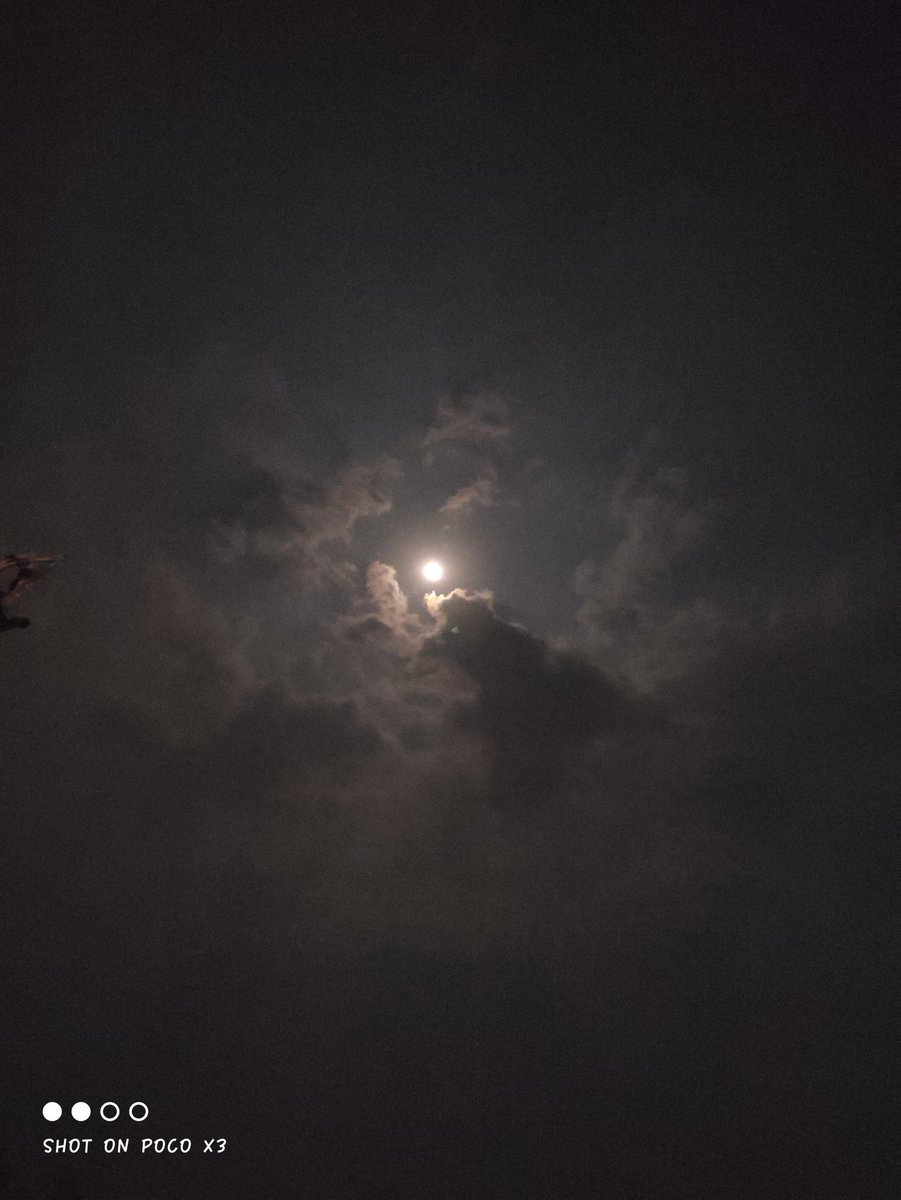 trushalthummar's tweet photo. #ShotOnPOCO A Full Moon In Middle Of The Clouds https://t.co/ULIRlmVtje