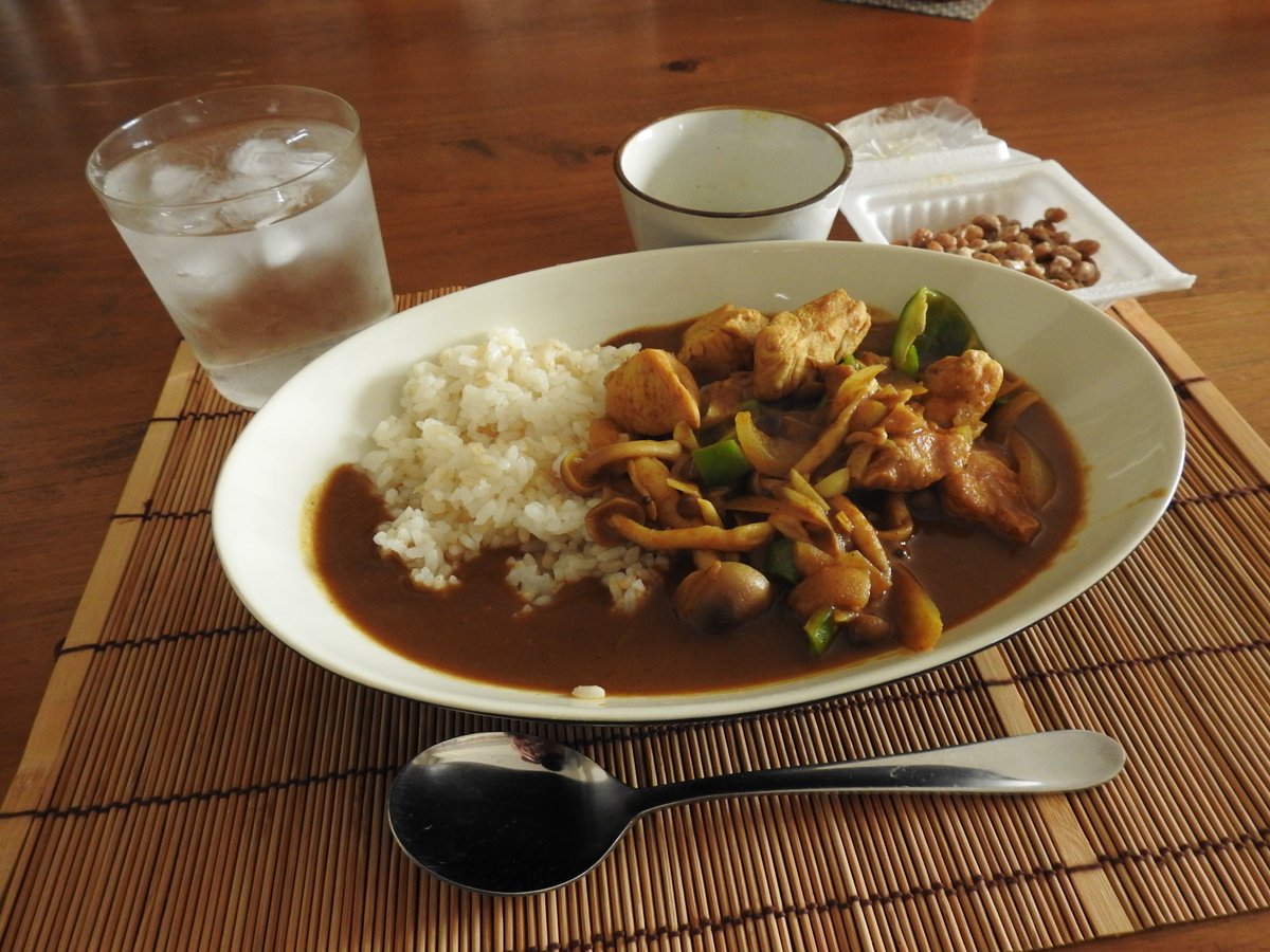 筋肉父親 今日カレー S Bカレー粉 小麦粉 オリーブオイルで作ったルウ コンソメで味付け 玉ねぎ しょうが にんにく 青とうがらし しめじ ピーマン 鶏むね肉0g 温泉卵 納豆 その他スパイス 昔ハマってた頃の作り方を思い出してきた 1人分でも