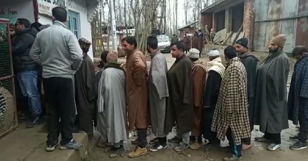 kmr_now's tweet photo. For casting their vote, voters are in long Queue in Block #Rathsun Budgam.
#TodayInHistory #TODAYMATCH
#DDC_Election #DDCElections2020 https://t.co/SnKcBODUgd
