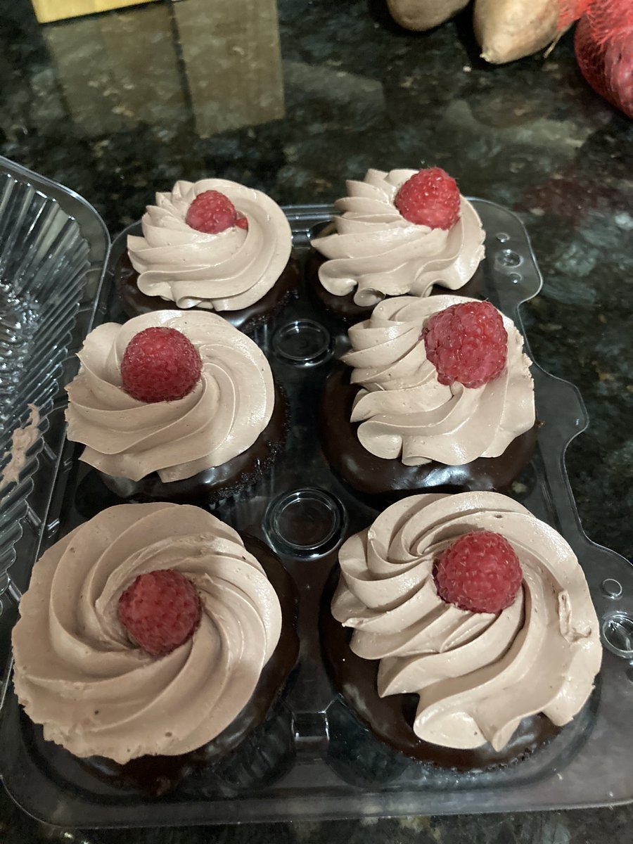 cacaoguru1's tweet image. Time for one of my favorite desserts! #darkchocolate #taspberry #cacaoguru #mollyscupcakes If you “love” ❤️ chocolate share with your friends to follow us on Twitter, Instagram &amp;amp; Facebook and get a free postcard to download at
cacaoguru.me/postcards