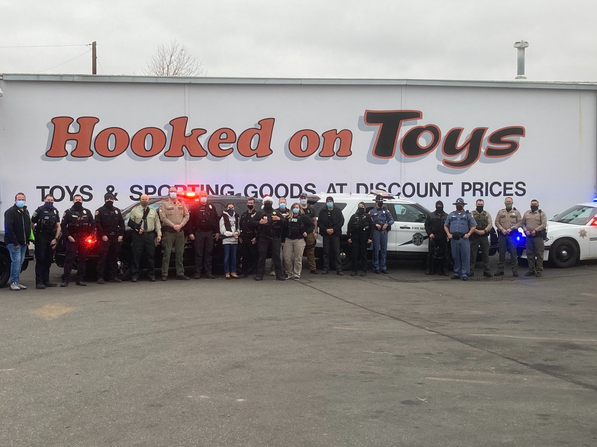 wspd6pio's tweet photo. Modified Wenatchee #ShopWithACop - Gifts selected at Hooked on Toys, wrapped at Wenatchee PD, then delivered to J.J. (big smile); Trevor, George & Maggie (the dog); & Ethan, Abrihet, Karen, Grecia and Ariadne Gomez. (1/2) https://t.co/MEO8lvyCmr
