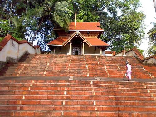   #Thread Divine 13th Century Varkala JanardhanaSwamy Temple,Kerala on Arabian Sea Shore-Lord’s Right Hand Palm is always wet &the arm has been moving up over time in Achamanam form.Scriptures say Bhagwan Vishnu’s hand when it reaches the mouth will indicate end of Kaliyuga1/4