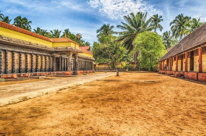   #Thread Divine 13th Century Varkala JanardhanaSwamy Temple,Kerala on Arabian Sea Shore-Lord’s Right Hand Palm is always wet &the arm has been moving up over time in Achamanam form.Scriptures say Bhagwan Vishnu’s hand when it reaches the mouth will indicate end of Kaliyuga1/4