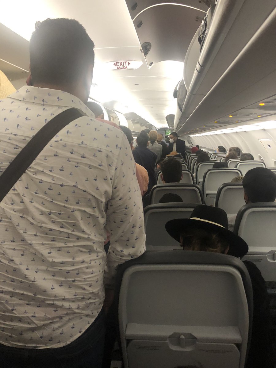 SuperAngie's tweet photo. @VivaAerobus  así el orden para el desembarco de sus aviones en pleno pico de pandemia. Para que está el personal abordo si no pueden organizar a las personas??? Fatal. https://t.co/yf70RfeHDo