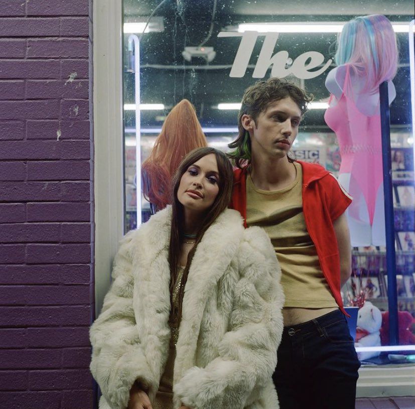 Uma hora pro lançamento do remix de Easy!

youtu.be/yBYBiJ4kKwM