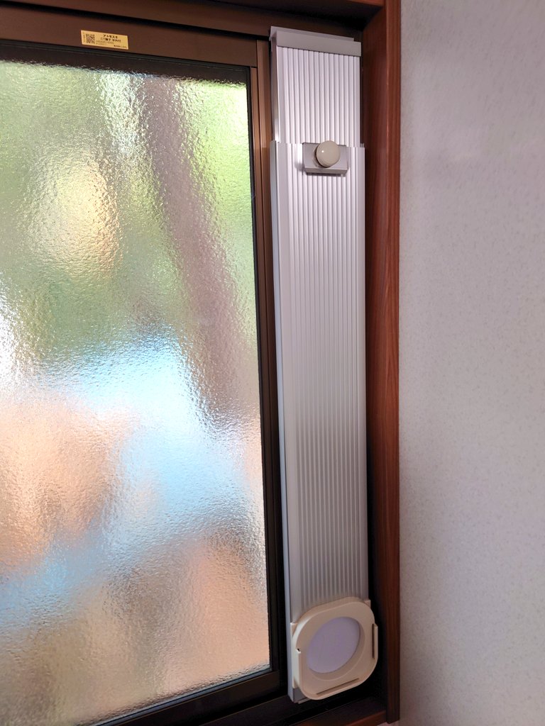 ローゾ 諸山さんに教えて頂いた窓用ダクトパネル届いたので取り付けていく 穴の径はネロブースに全く足りてないし なんか別の ブース買う方向にするかなぁ