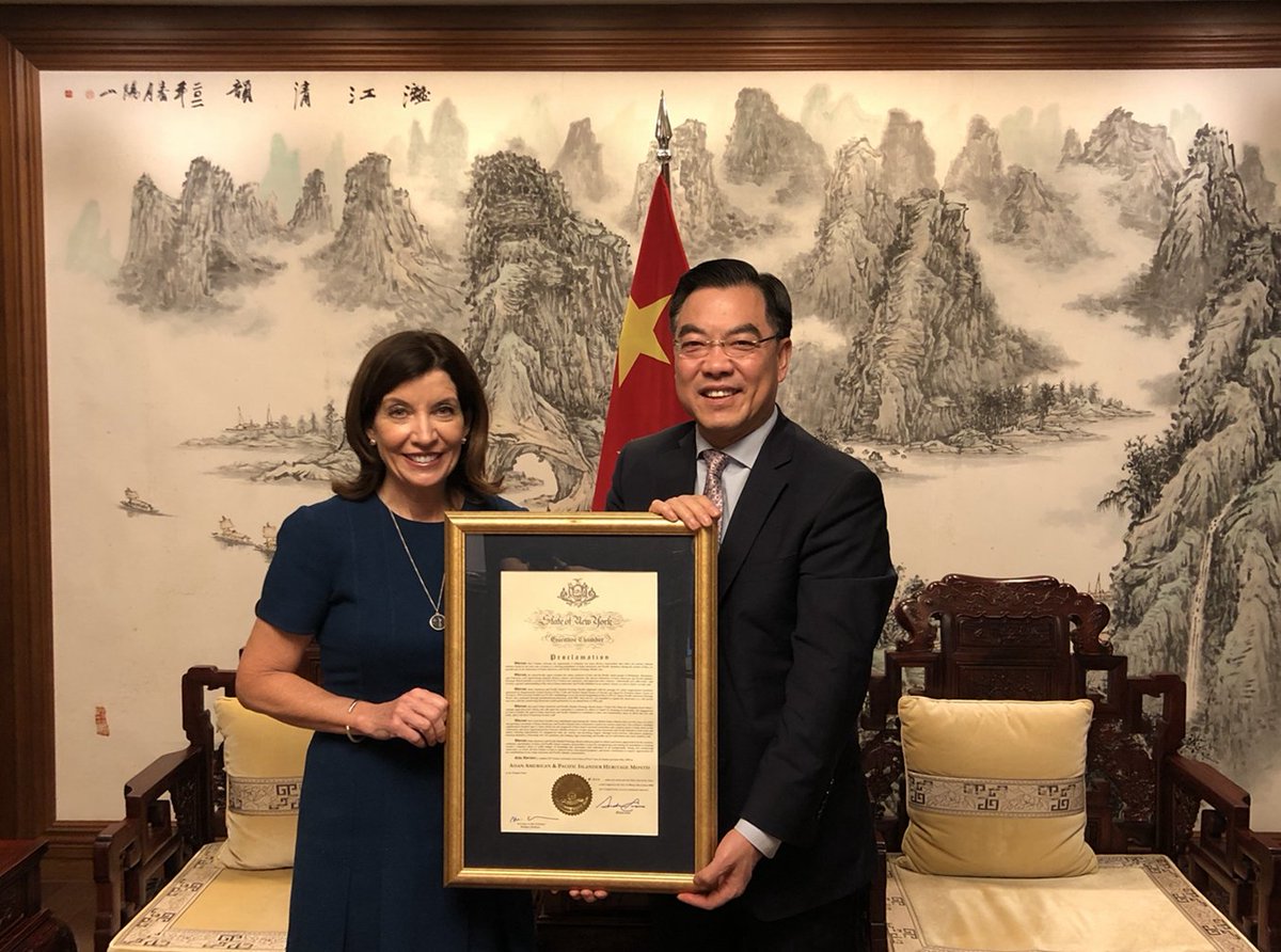 April 30, 2019Consul General Huang Ping met with Kathy Hochul, Lieutenant Governor of New York. China & NY have conducted frequent exchanges in trade, investment, tourism, education...& China is willing to further strengthen exchanges & cooperation w/ NY State in various fields.