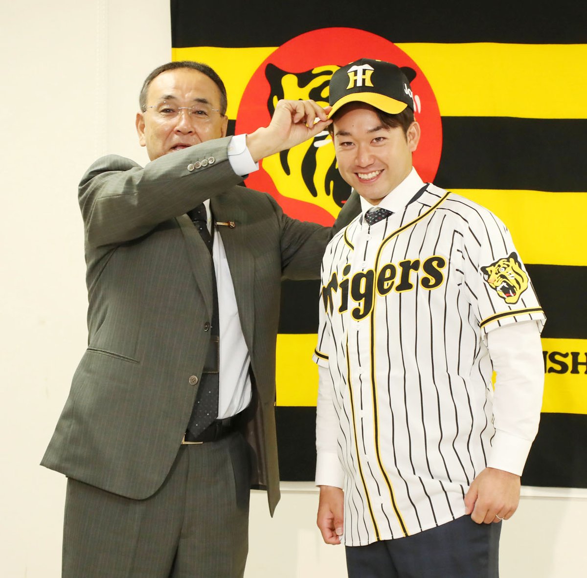 極トラ プレミアム 日刊スポーツ 巨人から金銭トレードで移籍した 山本泰寛 選手が入団会見を行いました ジャイアンツには負けないぞという気持ちでやれると思います と力強く宣言してくれました 背番号は 00 ようこそ阪神へ 阪神タイガース 極トラ プレミアム 日刊スポーツ 巨人から金銭トレードで移籍した 山本泰寛 選手が入団会見を行いました ジャイアンツには負けないぞという気持ちでやれると思います と力強く宣言してくれました 背番号は 00 ようこそ阪神へ 阪神タイガース