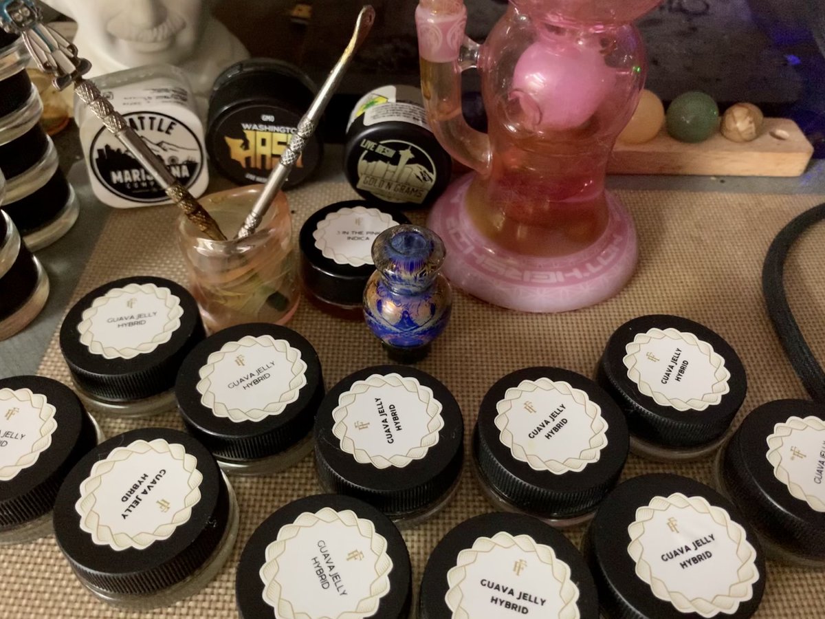 BaredTruth's tweet image. Who’s dick do I have to suck to get more of this #freddysfuego #guavajelly?