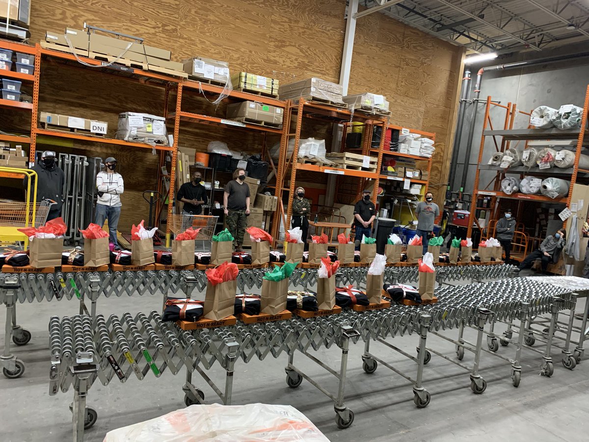 Delivering some well deserved appreciation to a freight team that always delivers! #Team10 #pacnorthproud #FRTA2020 @johnsil29317384 @depotmag4410 @RussMakin