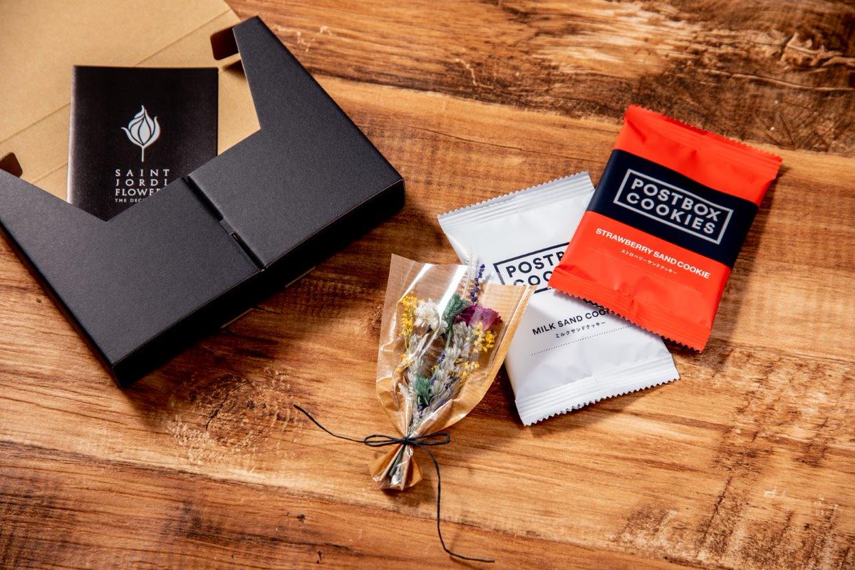 umetsuta's tweet image. さらにフラワーショップ　#サンジョルディフラワーズ（@SJFthedecorator）によるドライフラワー付きの
#POSTBOXCOOKIES スペシャルボックスも販売中です。こちらも新デザインBOXのイラストと、自由なメッセージやイラストを添えて贈れる無地（BLANK）パッケージがございます。