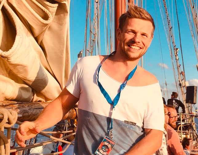 "Heimatsuche. In 80 Tagen durch Mecklenburg-Vorpommern." Die Neuerscheinung aus dem <a href="/HinstorffVerlag/">Hinstorff Verlag</a> wird am Donnerstag vorgestellt. Eine Premierenlesung u.a. mit Autor <a href="/steffendobbert/">steffendobbert</a>, Monchi <a href="/feinesahne/">Feine Sahne Fischfilet</a> und der Schauspielerin Lamis Ammar. Unser Tipp: kultur-mv.de/24-kulturtipps…