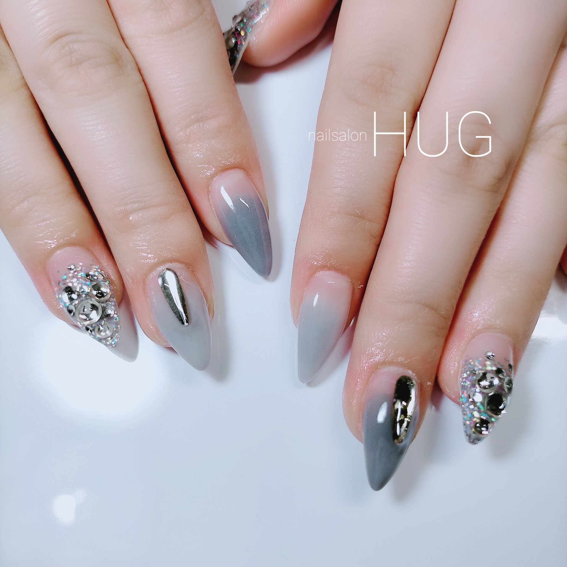 Nailhug グレーグラデとストーングラデでキラキラ 自爪ゴージャスコース 5500 差し入れありがとうございます ᴗ Nailsalonhug Nailhug Nail Nail ネイル 岡山ネイル 岡山ネイルサロン 岡山ネイル人気店 岡山ネイル安い店 岡山自爪