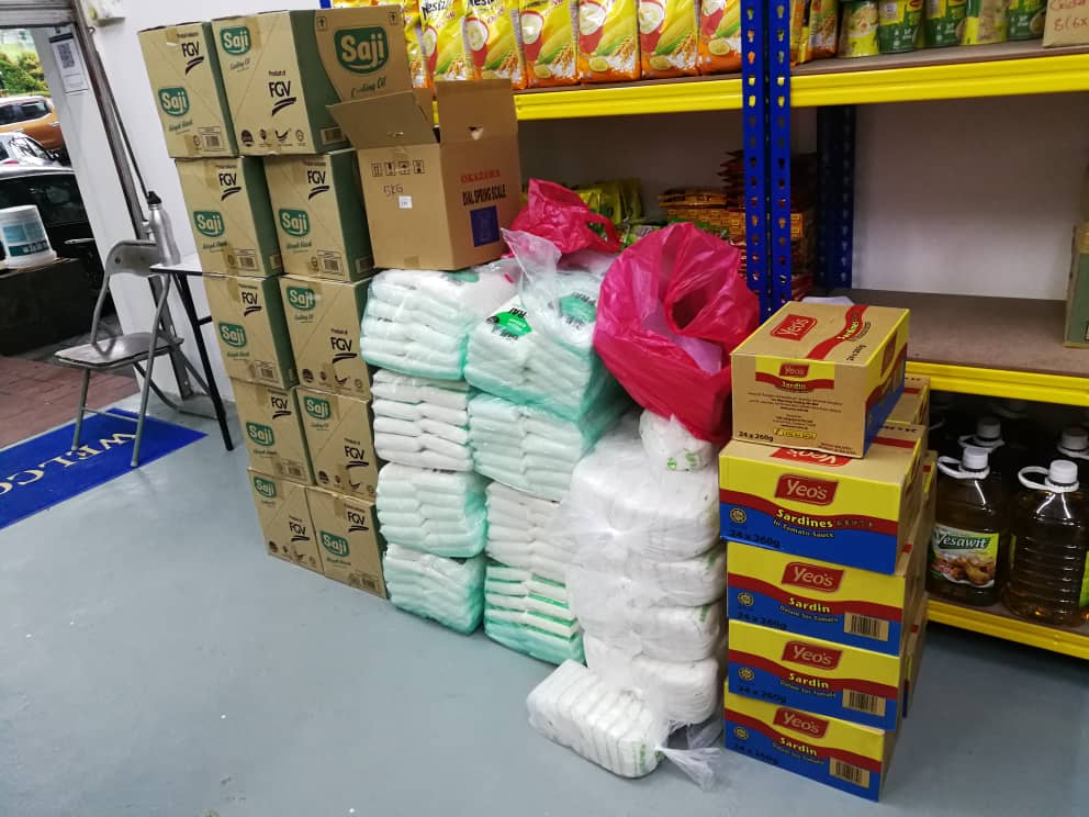 Thanks to #ASEANCARES sponsored by <a href="/3M/">3M</a>, 209 low-income women &amp; families across Sri Stulang &amp; Sri Iskandar in JB received essential food items 

#3M #UnitedWay #WeAreASEAN #ASEANCARES #TogetherthroughCOVID19

#3M #UnitedWay #WeAreASEAN #ASEANCARES #TogetherthroughCOVID19