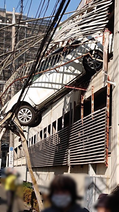事故 丸広百貨店 川越店の駐車場で車宙吊り おじいさん乗ってる 画像まとめ 川越市新富町 まとめダネ