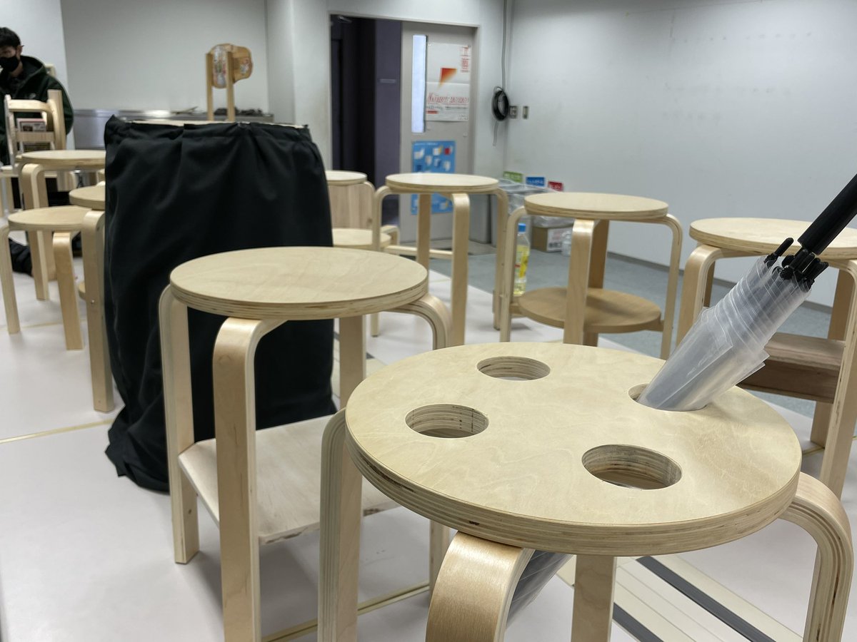 文星芸術大学デザイン専攻 デザイン分野2年生の 木工 の講評風景です シンプルなスツールから様々なカタチが生まれました 機材の使い方や立体の組み方 木材選びなどいろいろな場面で苦戦しましたが オリジナリティあるものができました 文星芸術大学