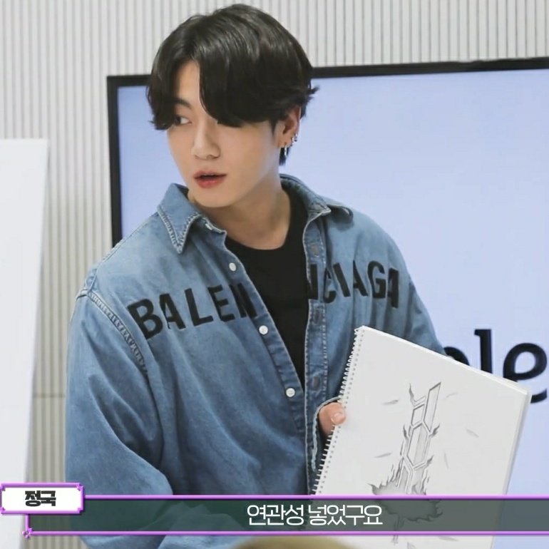 btsargento's tweet photo. [BTS x MapleStory EP.03]

– Jungkook era el encargado de diseñar un elemento de defensa para MapleStory, entonces creó una espalda. Su nombre es 'Black Swan Sword' - 'Swan Sword' y en ella incluyó los logos de BTS y ARMY.🥺

@BTS_twt https://t.co/TQqbHOTbB8