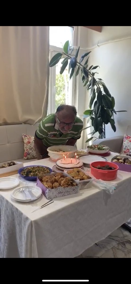 Bugun babamin dogumgunu 

İyi ki dogmussun babam 🧣
İyi ki dogmussun ki ; binlerce ögrenci yetistirmissin senin izinden gidecek , binlerce hayat kurtarmissin ve sayende binlerce hayat kurtuluyor hala 

Dogum gunun kutlu olsun 🎂
İyi ki varsin 🙏🏻