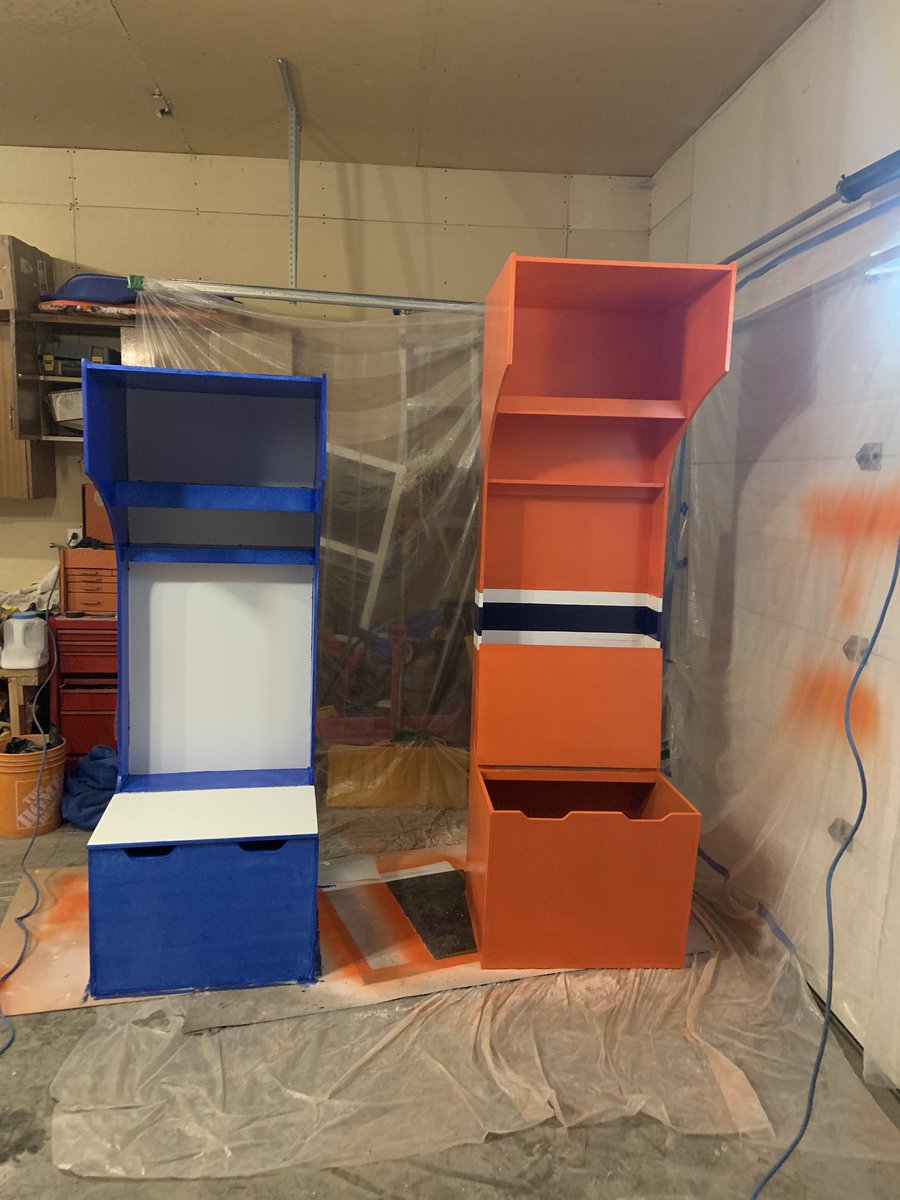 chris_roy31's tweet photo. First coat of paint on this custom 6’ (H) stall. Macklin Mohawks colours for a customer is Macklin, sask.
2nd coat for the oilers stall.
#customstalls https://t.co/P1SCA4MoY8