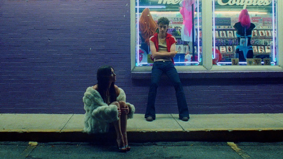 MusicNewsRumor's tweet photo. .@TroyeSivan, @KaceyMusgraves, and @MarkRonson have also just released the music video for their brand new remix of #Easy, and it’s a movie!📼

Watch the #EasyVideo here: https://t.co/yTEwrnscli #Troye #TroyeKaceyRonson https://t.co/ptkOOwnYDT