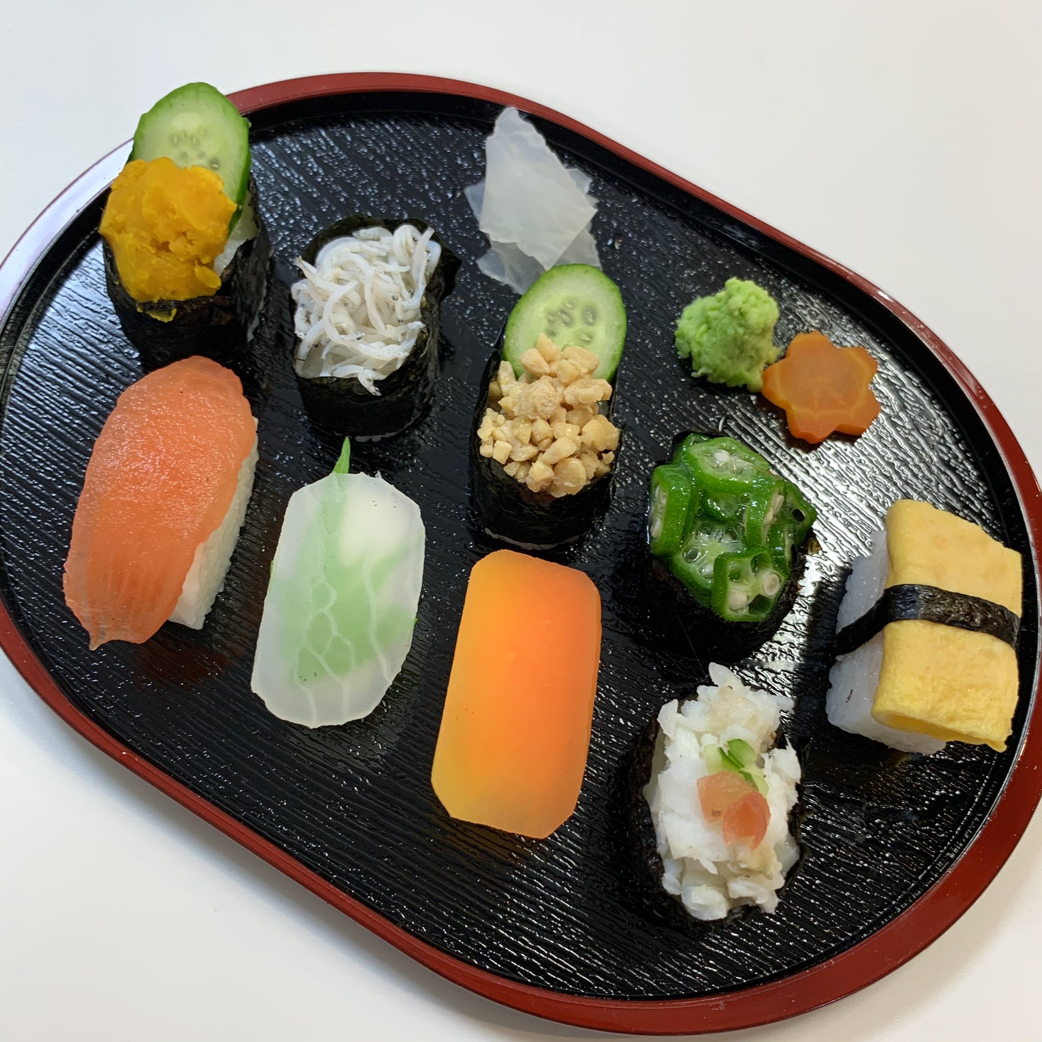Twitter 上的 根本圭子 息子バースデーの晩餐はお寿司 父母は出前で息子には 赤ちゃん寿司 をはいどうぞ マグロはトマト イカは大根 ウニはかぼちゃなどなど 赤ちゃんでも食べられるもので見立てて作りました 息子の一番のお気に入りは わさび 枝豆 だっ