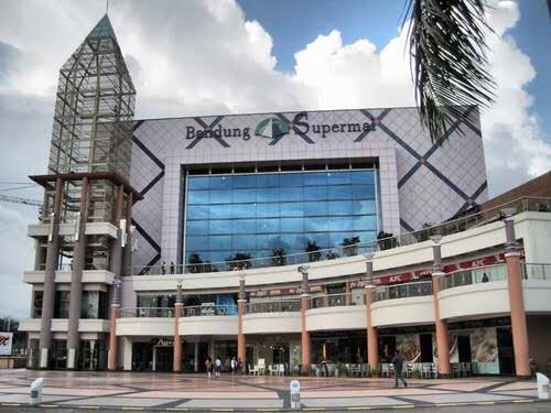 Akan kubawa kalian ke tahun 2007an. Dimana nongkrong di balkon BSM teh udah gaol pisan 😎

Foto : hayuulinka.wordpress.com

#inimahBDG