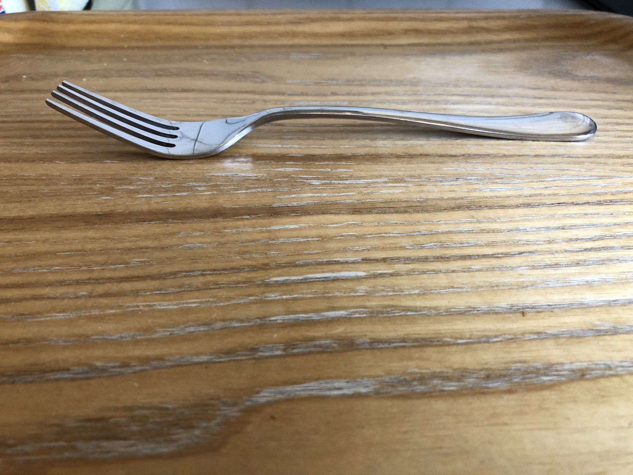 Twitter 上的 荒木隆在 12 10 本日のデッサン 横から見たフォーク 前回 12 5 は横倒しにしたものを上から撮影しましたが 今回は普通に置いたものを横から撮影しました 撮影方法を変えただけで 似たような構図で面白くないですね T Co