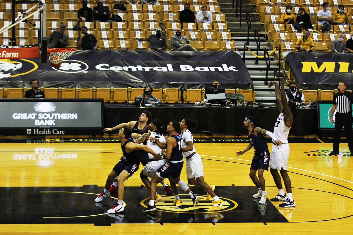 #Mizzou men’s basketball trailed by as many as 11 in the first half. It ended the game with a gritty win over Liberty.

Story | themaneater.com/stories/sports…