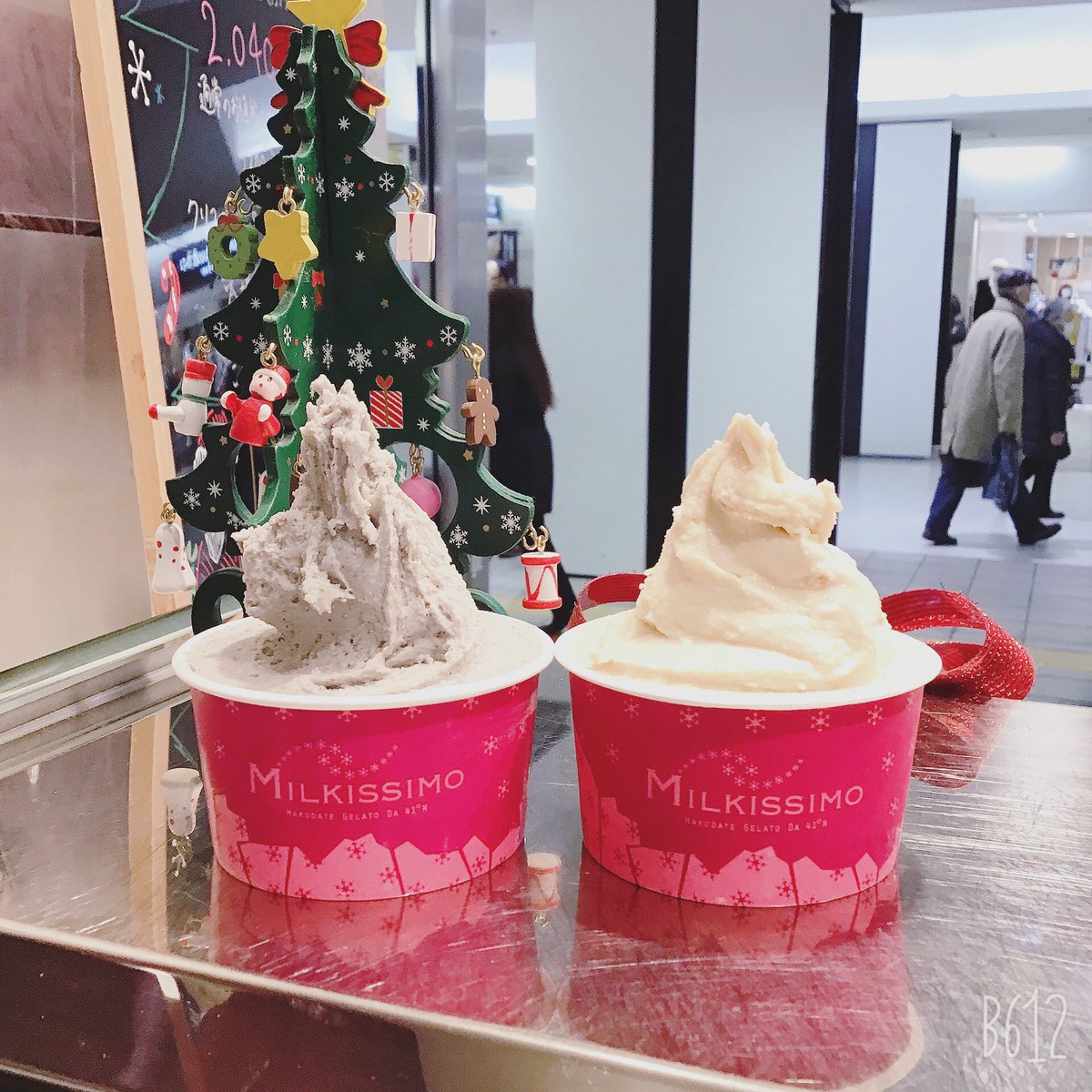 MilkissimoA's tweet photo. ☃️本日のおすすめフレーバー🎄

#黒ごまミルク 
#加賀棒ほうじ茶ミルク 

新フレーバーの黒ごまミルクは
黒ごまの香ばしい味わいと
ミルクの甘さが広がります。

和風なジェラートの
加賀棒ほうじ茶ミルクとの組み合わせがオススメですよ🧑‍🍳

#ミルキッシモアピア #ミルキッシモ https://t.co/37Lq4a7hmj