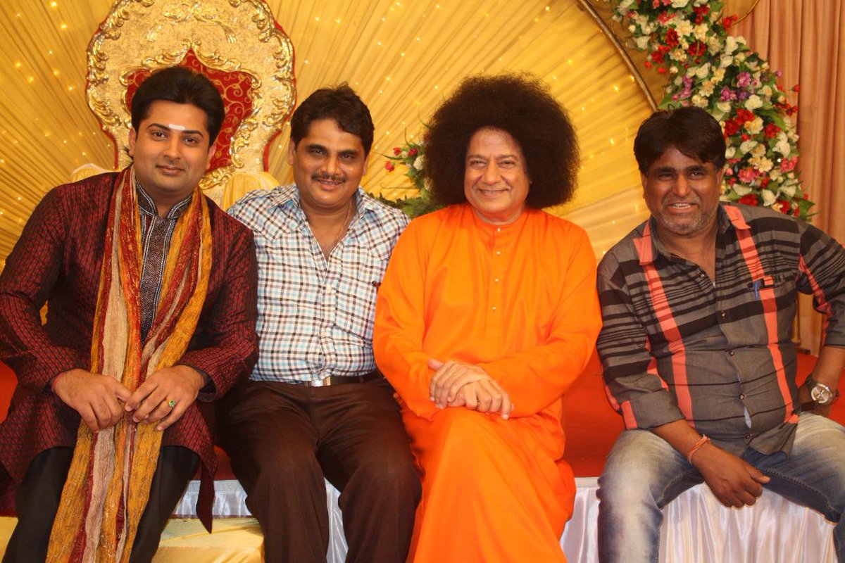 Sumeet Tappoo has rendered a beautiful song in the movie also its picturised on him. Producer Balkishan and director Vicky Ranavat also in picture✨

#SatyaSaiBaba #thefilm #AnupJalota #Movie #music #singer