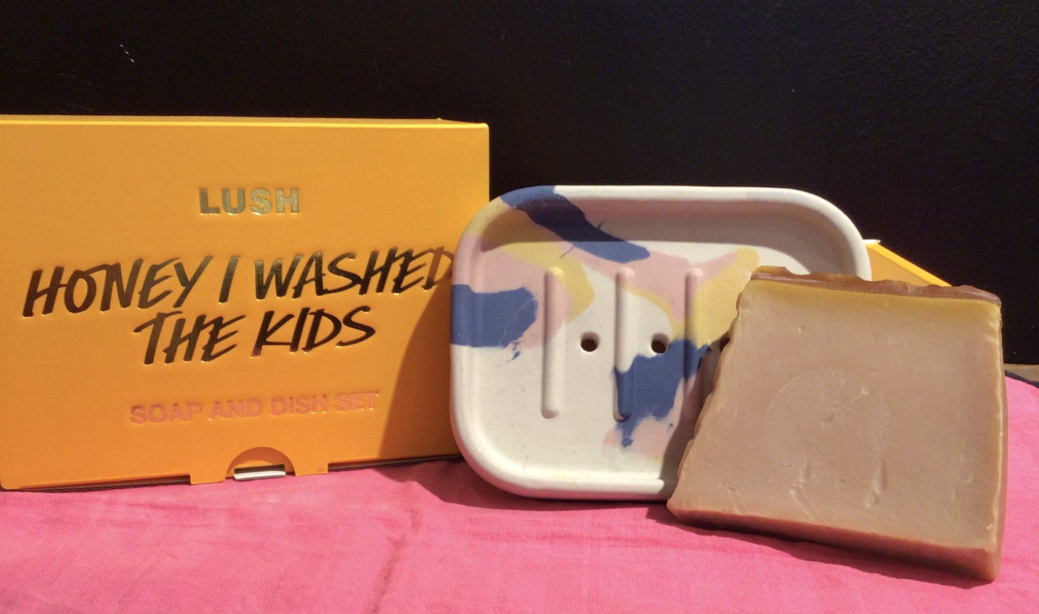 ラッシュルミネ北千住店 ソープとソープディッシュの限定セットはいかがですか 環境に配慮して作られた ソープディッシュはリサイクルした白土から作られたものです 数色の粘土を組み合わせて模様を作り 一つひとつ異なった模様が生まれます