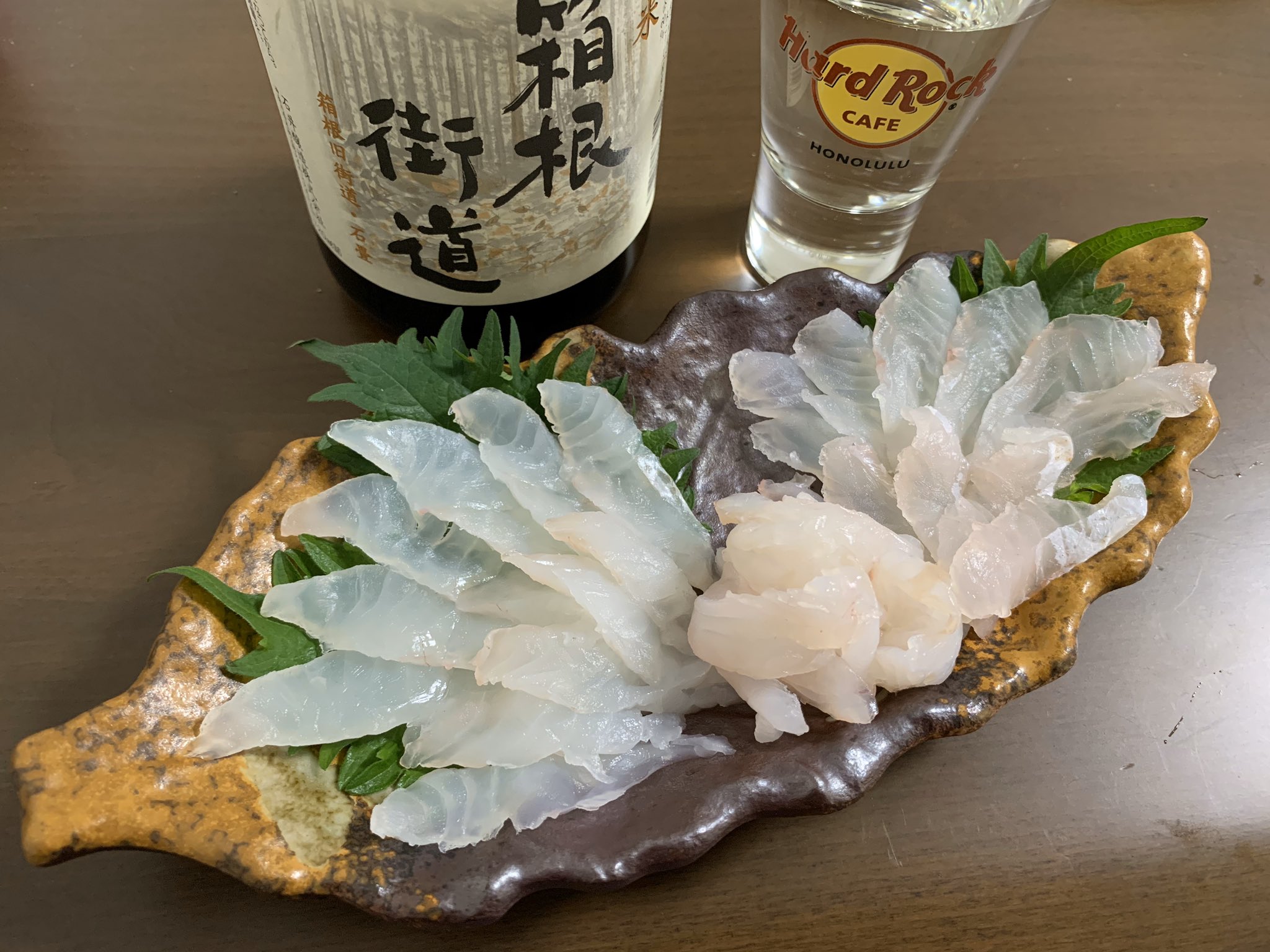 ｳｼｮｳ 5日寝かせたハタで総合優勝しています 鍋はアオハタの方が身がプリッとしてていい 刺身はオオモンハタ が1枚上手かな どっちもおいしい アオハタとオオモンハタであってるのか知らんけど T Co Jh0hw8k9hz Twitter