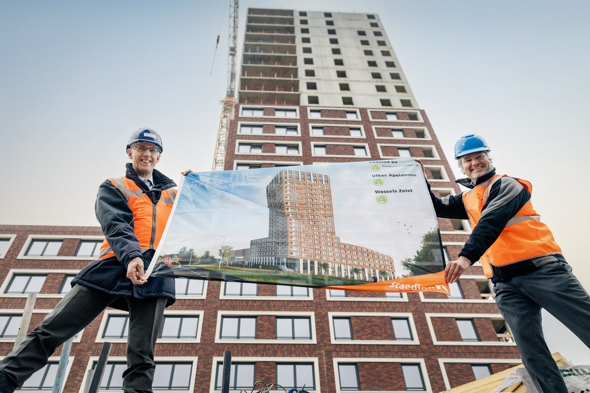 De #Hofbadtoren in Den Haag heeft het hoogste punt bereikt! Naar verwachting wordt het gebouw in Q2 2021 opgeleverd, waarmee er weer 162 duurzame en betaalbare sociale huurwoningen bijkomen in de wijk Ypenburg. #ookditisvolkerwessels Persbericht: volkerwessels.com/nl/nieuws/hofb…