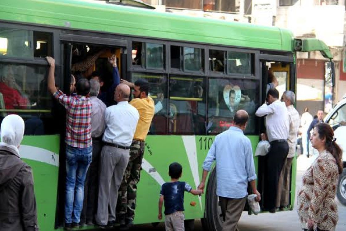 تُعتبر وسائط النقل العامة في سوريا، الوسيلة الوحيدة للفئة الأكبر من المجتمع المحلي، وارتفعت نسبة الإقبال على "الميكروباص" بشكل كبير خلال سنوات الصراع، نتيجة قلة عدد الباصات المشغلة من قبل الحكومة السورية، وانخفاض أجور النقل في "الميكروباص" عن مثيلتها من وسائط النقل الأخرى. 1/6