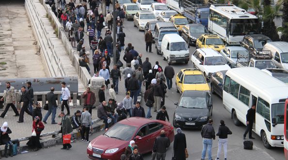 غياب الرقابة التام، والعجز الحكومي عن القدرة على تأمين الوقود وتزويد المحطات، يُنذر باستمرار أزمة المحروقات لفترة طويلة، مما يؤثر سلباً على آلية عمل وسائط النقل العام. 6/6