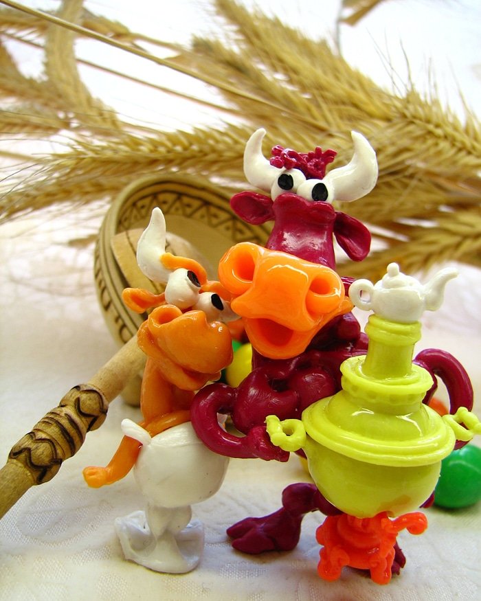 minifigurka's tweet photo. Наш год Быка 2009 года. 
Бык с самоваром и коровка приглашают всех на чаепитие по Русски. 

Года летят, и снова наступает год Быка 2021.

И снова наши Бычки-Телята будут радовать вас в Новогодних Подарках и на праздничных столах.
#МультиСувенир #игрушки #новыйгод2021 https://t.co/hAElLx4HzC