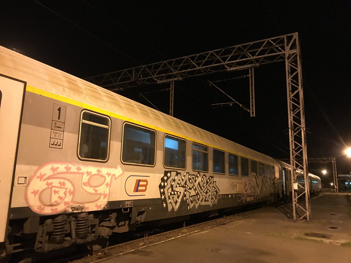 ブダペスト東駅の番人 全然 列車が出発する雰囲気にならない ハンガリー人の車掌にどうしたのか尋ねても セルビア人に聞けと 笑 段々怪しくなってきたぞ 17年9月11日から12日 ブダペストからベオグラードへ 夜行列車の旅 ブダペスト東駅の番人 全然 列車が出発する雰囲気にならない ハンガリー人の車掌にどうしたのか尋ねても セルビア人に聞けと 笑 段々怪しくなってきたぞ 17年9月11日から12日 ブダペストからベオグラードへ 夜行列車の旅