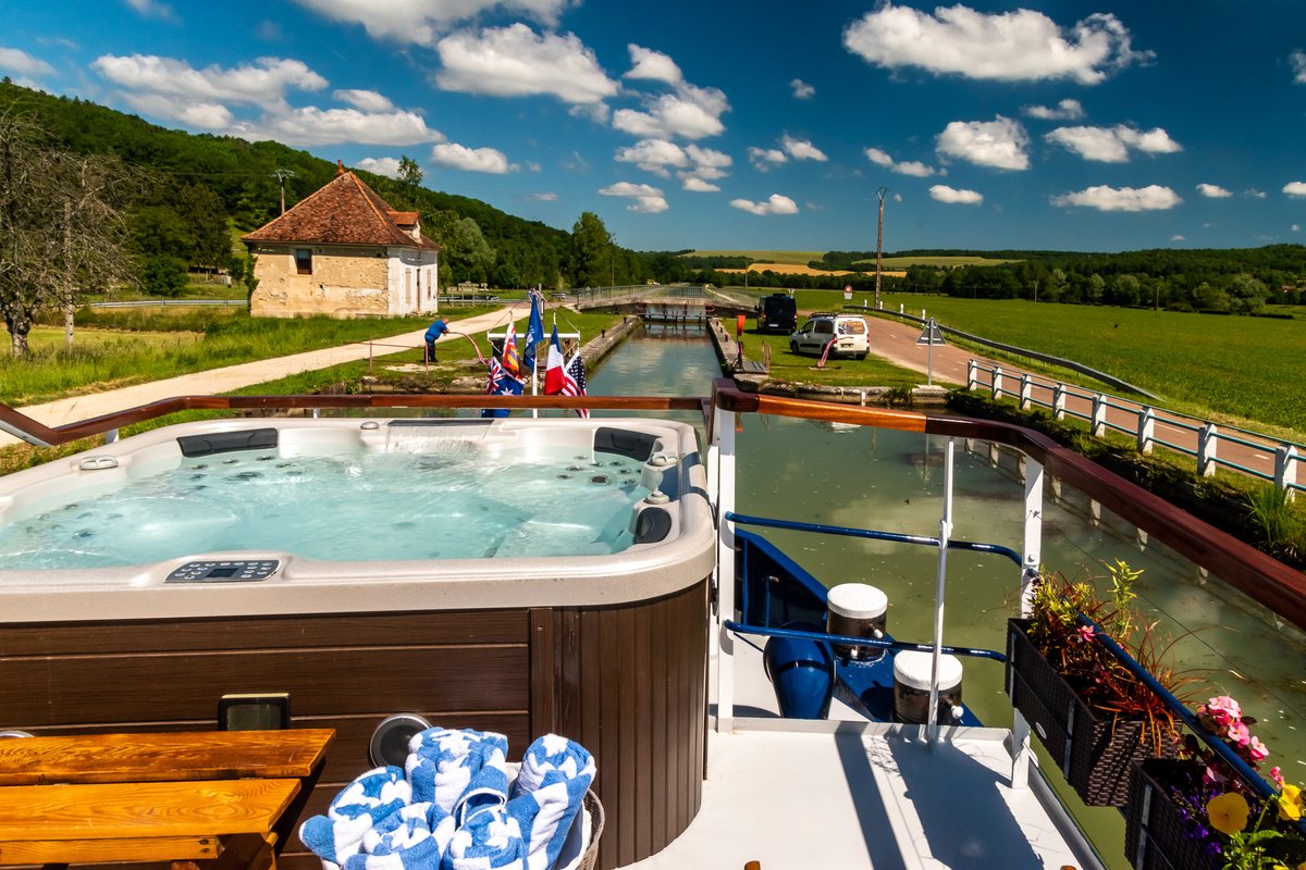 La Belle Epoque in her first life carried logs from Burgundy to Paris, but today she is transformed into a deluxe hotel barge carrying a very different cargo along the very same canal. 🇫🇷 Discover La Belle Epoque: bit.ly/EW_LaBelleEpoq… #mybourgogne #burgundy #burgundycruises