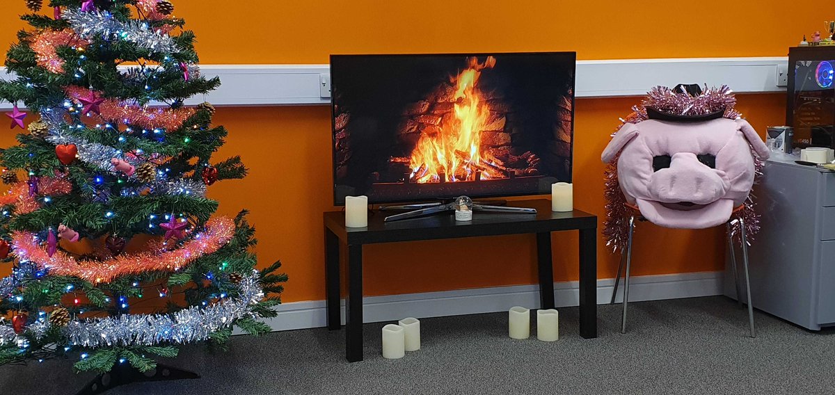 FoxByteGames's tweet image. It is getting jolly up in the studio! Of course there will be pigs.. pigs everywhere 🐷🎄🎁🦊

#Gamedevs #Indedev #FoxByteGames #HolidaySeason #HolidayDecor